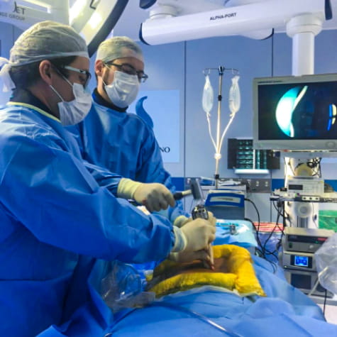 Médico neurocirurgião realizando cirurgia no Hospital Samaritano em São Paulo